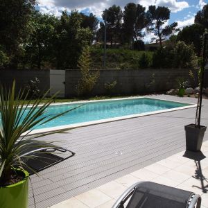 Terrasse grise en bois composite