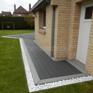 Terrasse grise avec finitions galets blancs